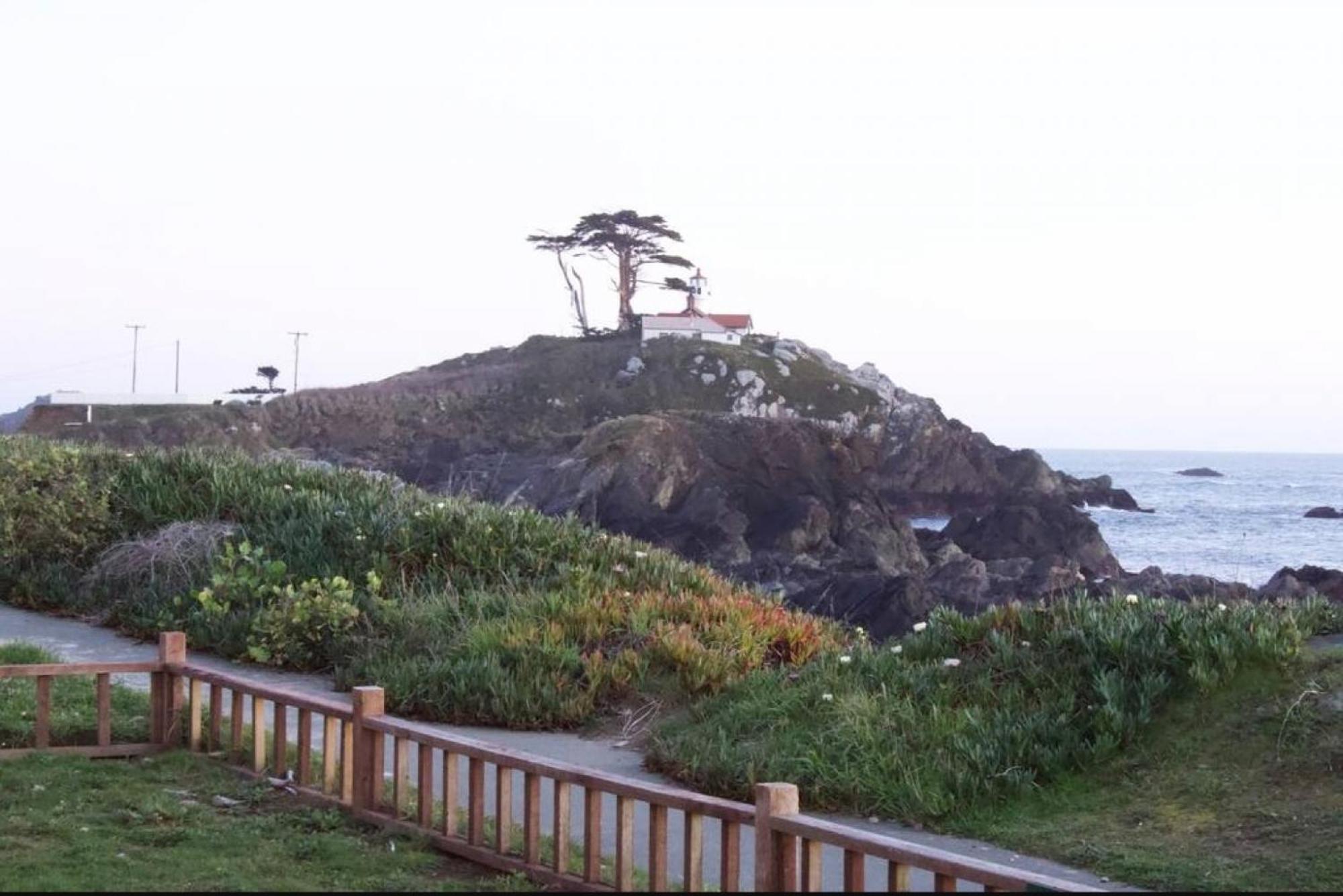 Private Home - Playground, Jumping Mat, Bbq, Darts, Firepit, Gazebo, 4 Smart Tvs, White Cotton Bedding, - The Redwood Cul-De Sac Beach Retreat クレセントシティ エクステリア 写真