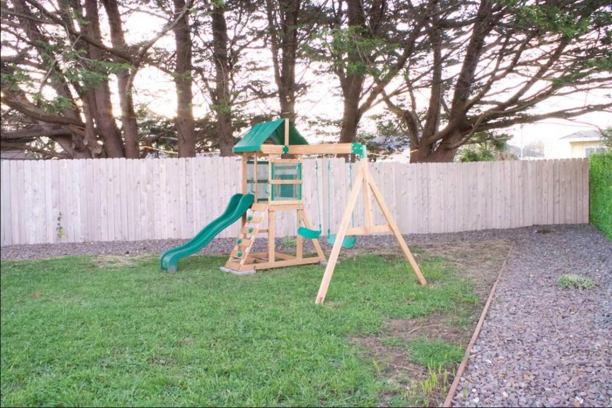 Private Home - Playground, Jumping Mat, Bbq, Darts, Firepit, Gazebo, 4 Smart Tvs, White Cotton Bedding, - The Redwood Cul-De Sac Beach Retreat クレセントシティ エクステリア 写真