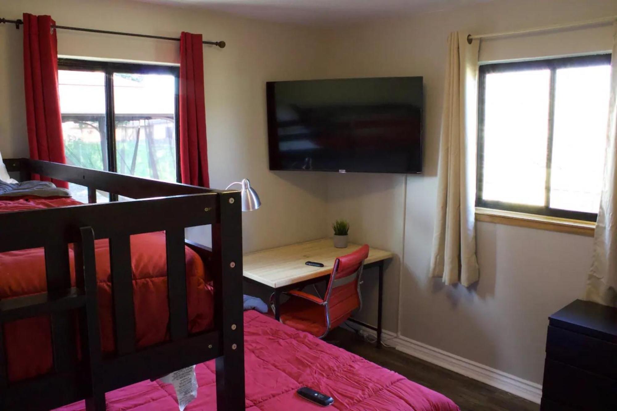 Private Home - Playground, Jumping Mat, Bbq, Darts, Firepit, Gazebo, 4 Smart Tvs, White Cotton Bedding, - The Redwood Cul-De Sac Beach Retreat クレセントシティ エクステリア 写真